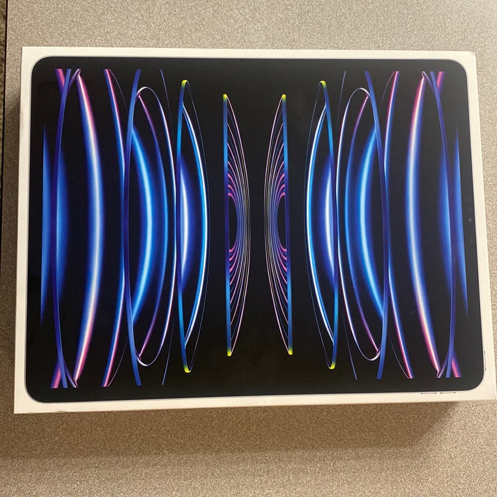 iPad Pro 12.9- inch ( 6th Generation) wifi 2022 lasted model